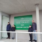 Des reporters en herbe à la CWGC, par la classe relais du collège Denis Diderot de Dainville